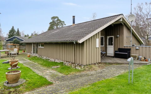 Arent - 1.1Km from the Sea: Holz, Möbel, Wohnung, Zimmer, Decke, Holzbeize, Stuhl, Hartholz, Lack, Holz