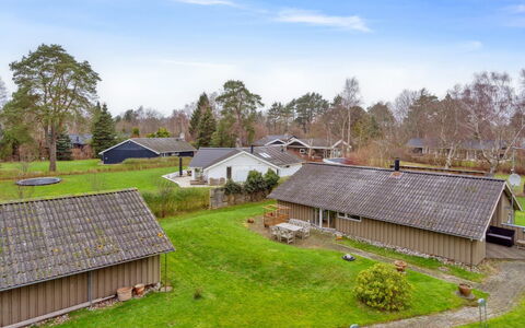 Arent - 1.1Km from the Sea: Holz, Möbel, Wohnung, Zimmer, Decke, Holzbeize, Stuhl, Hartholz, Lack, Holz