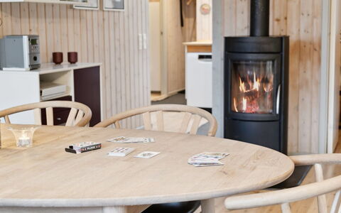 Arent - 1.1Km from the Sea: Holz, Möbel, Wohnung, Zimmer, Decke, Holzbeize, Stuhl, Hartholz, Lack, Holz