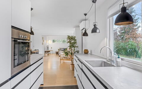 Runhild - 450M from the Sea: Flooring, Interior Design, Küche, Holz, Decke, Countertop, Fussboden, Light Fixture, Möbel, Beleuchtung
