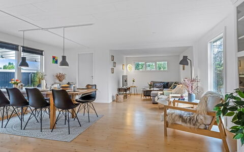 Runhild - 450M from the Sea: Flooring, Interior Design, Holz, Fussboden, Möbel, Holzboden, Decke, Zuhause, Wohnzimmer, Beleuchtung