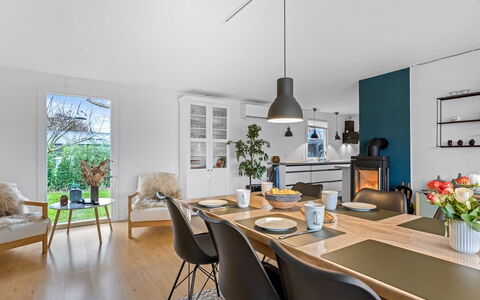 Runhild - 450M from the Sea: Möbel, Interior Design, Stuhl, Flooring, Wand, Light Fixture, Esszimmer, Küche & Esszimmer Tisch, Decke, Tabelle
