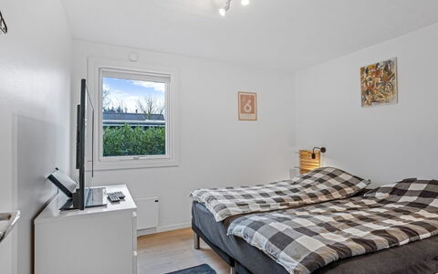 Runhild - 450M from the Sea: Wand, Holz, Möbel, Interior Design, Schlafzimmer, Wohnung, Fussboden, Zuhause, Bett, Decke