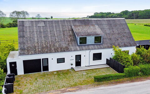 Imilie - 450M from the Sea: Möbel, Interior Design, Flooring, Fussboden, Decke, Zimmer, Stuhl, Tabelle, Wohnung, Küche & Esszimmer Tisch