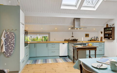 Akule - 6Km from the Sea: Küche, Countertop, Flooring, Interior Design, Cabinetry, Holz, Decke, Möbel, Fussboden, Küchengerät