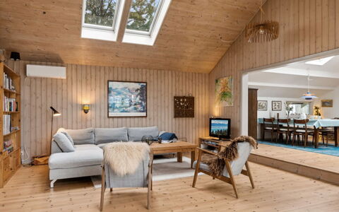 Akule - 6Km from the Sea: Möbel, Interior Design, Couch, Flooring, Holz, Decke, Wohnzimmer, Fussboden, Zimmer, Holzboden