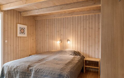 Akule - 6Km from the Sea: Flooring, Fussboden, Wand, Interior Design, Holz, Decke, Schlafzimmer, Bett, Zimmer, Möbel
