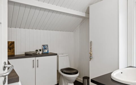 Akule - 6Km from the Sea: Wand, Armatur, Flooring, Fussboden, Interior Design, Sinken, Badezimmer, Decke, Zapfhahn, Installation