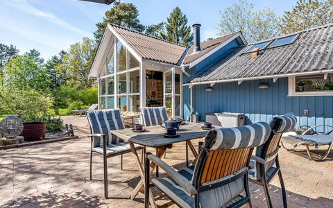 Akule - 6Km from the Sea: Zuhause, Hütte, Dach, Haus, Strauch, Abstellgleis, Tür, Estate, Veranda, Schatten