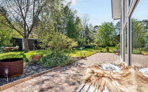Akule - 6Km from the Sea: Gras, Strauch, Garten, Wohngebiet, Grundstueck, Zuhause, Ground, Landscaping, Estate
