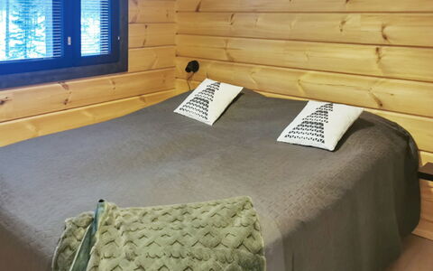 Villa Korpi: Holz, Schlafzimmer, Zuhause, Bettrahmen, Bett, Blockhaus, Bedding, Bettdecke, Zimmer, Holzbeize
