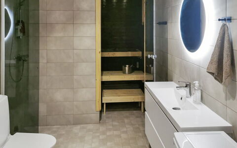 Villa Korpi: Badezimmer, Flooring, Interior Design, Fussboden, Armatur, Toilette, Bad Sink, Toilleten Sitz, Badezimmerschrank, Sinken