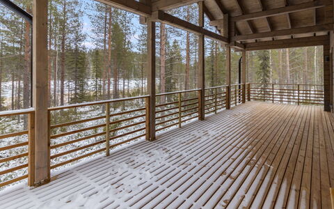 Villa Korpi: Holz, Hartholz, Holzboden, Planke, Deck, Natürliches Material, Veranda, Holzbeize, Holz, Daylighting