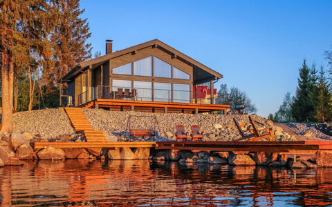 Lakeside Villa: Bett, Möbel, Schlafzimmer, Interior Design, Bedding, Bettdecke, Flooring, Holz, Fussboden, Zimmer