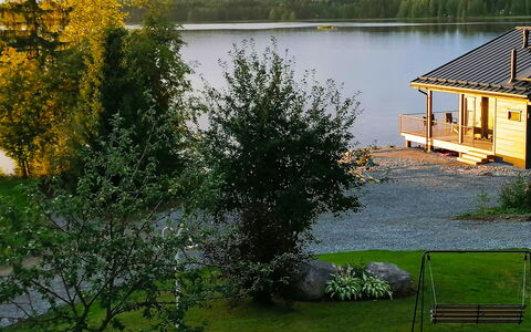 Lakeside Villa: Bett, Möbel, Schlafzimmer, Interior Design, Bedding, Bettdecke, Flooring, Holz, Fussboden, Zimmer