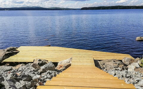 Lakeside Villa: Bett, Möbel, Schlafzimmer, Interior Design, Bedding, Bettdecke, Flooring, Holz, Fussboden, Zimmer
