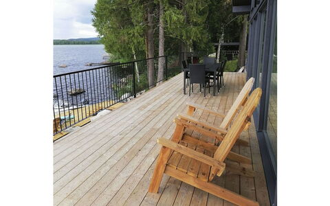 Lakeside Villa: Bett, Möbel, Schlafzimmer, Interior Design, Bedding, Bettdecke, Flooring, Holz, Fussboden, Zimmer
