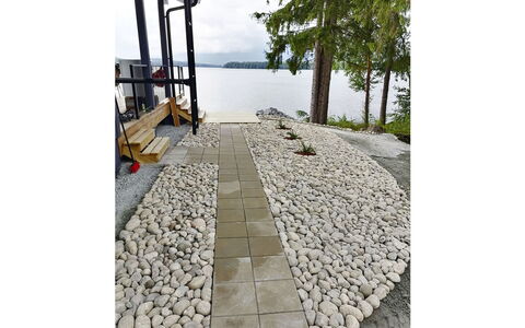 Lakeside Villa: Bett, Möbel, Schlafzimmer, Interior Design, Bedding, Bettdecke, Flooring, Holz, Fussboden, Zimmer