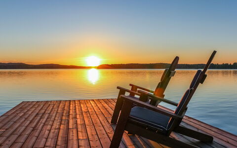 Lakeside Villa: Bett, Möbel, Schlafzimmer, Interior Design, Bedding, Bettdecke, Flooring, Holz, Fussboden, Zimmer