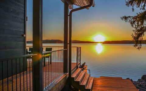 Lakeside Villa: Bett, Möbel, Schlafzimmer, Interior Design, Bedding, Bettdecke, Flooring, Holz, Fussboden, Zimmer