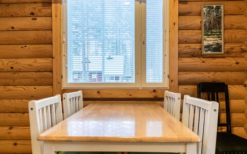 Kilpolan Karoliina: Möbel, Interior Design, Flooring, Holz, Fussboden, Beleuchtung, Zimmer, Decke, Fensterabdeckung, Tabelle