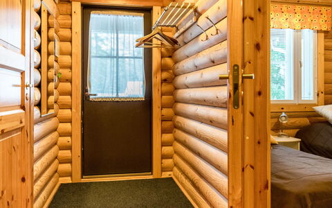 Kilpolan Karoliina: Holz, Interior Design, Fussboden, Decke, Holzbeize, Zimmer, Blockhaus, Hartholz, Planke, Schlafzimmer