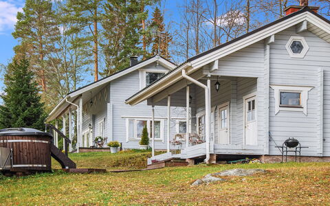 Mänty-Linna: Möbel, Interior Design, Flooring, Fussboden, Tabelle, Decke, Küche & Esszimmer Tisch, Beleuchtung, Stuhl, Zuhause