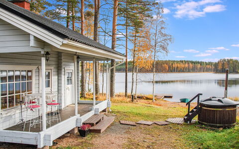 Mänty-Linna: Möbel, Interior Design, Flooring, Fussboden, Tabelle, Decke, Küche & Esszimmer Tisch, Beleuchtung, Stuhl, Zuhause