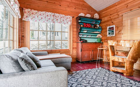 Mänty-Linna: Möbel, Interior Design, Flooring, Fussboden, Tabelle, Decke, Küche & Esszimmer Tisch, Beleuchtung, Stuhl, Zuhause