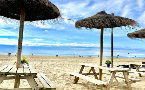 Kurhaus Residence: Strand, Gartenmöbel, Sand, Schatten, Ufer, Küste, Meer, Freizeit, Ozean, Urlaub