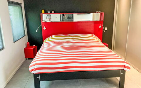 Villa Vrijheid: Möbel, Schlafzimmer, Bett, Bettdecke, Fussboden, Bedding, Flooring, Bettrahmen, Interior Design, Linens