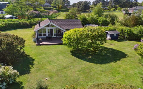 Sukie - 100M from the Sea: Vegetation, Strauch, Frühling, Hütte, Garten, Schatten, Hinterhof, Garten, Stuhl