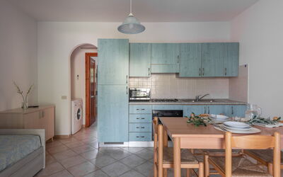 Appartamento Acque Basse: Flooring, Interior Design, Fussboden, Möbel, Zimmer, Wohnung, Countertop, Decke, Küche, Küche & Esszimmer Tisch