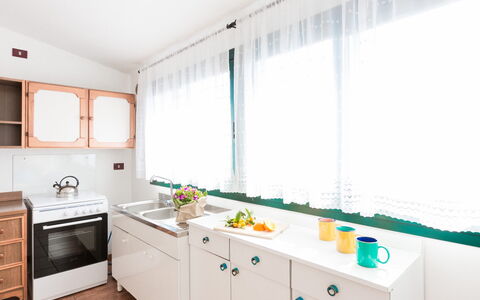 Appartamento Lido Specchiolla: Küche, Interior Design, Countertop, Major Appliance, Cabinetry, Flooring, Möbel, Küchengerät, Zuhause, Zimmer