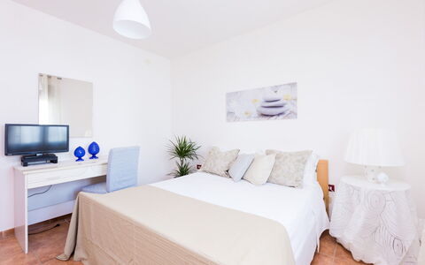 Appartamento Lido Specchiolla: Möbel, Bett, Interior Design, Schlafzimmer, Fussboden, Holz, Flooring, Zimmer, Bettdecke, Bedding