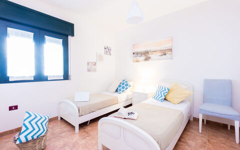 Appartamento Lido Specchiolla: Zuhause, Wohnung, Fussboden, Schlafzimmer, Bett, Hotel, Bedding, Zimmerpflanze, Bettdecke, Bettrahmen