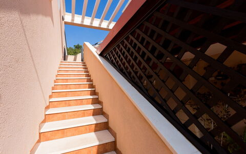Appartamento Lido Specchiolla: Holz, Verbundwerkstoff, Holzbeize, Geländer, Daylighting, Treppe, Balkon
