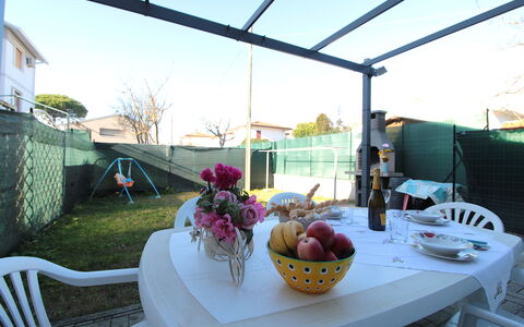 Villetta Elena, Ac, Wifi, Lido Degli Scacchi: Möbel, Stuhl, Gartenmöbel, Schatten, Tisch Im Freien, Hinterhof, Blumentopf, Garten, Outdoor Struktur, Zimmerpflanze