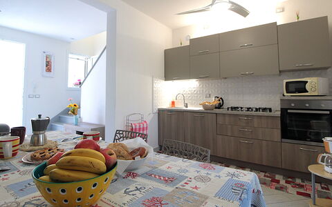 Villetta Elena, Ac, Wifi, Lido Degli Scacchi: Möbel, Interior Design, Küche, Flooring, Countertop, Küchengerät, Holz, Fussboden, Major Appliance, Cabinetry