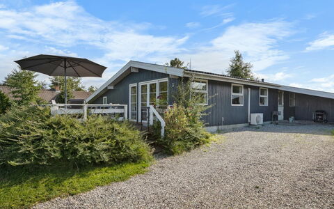 Maylin - 350M from the Sea: Estate, Schatten, Auffahrt, Bauernhaus