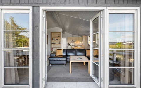 Maylin - 350M from the Sea: Estate, Schatten, Auffahrt, Bauernhaus