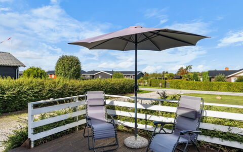 Maylin - 350M from the Sea: Estate, Schatten, Auffahrt, Bauernhaus