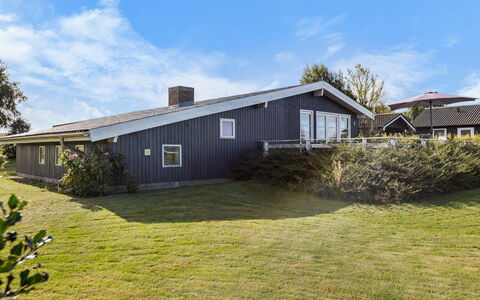 Maylin - 350M from the Sea: Estate, Schatten, Auffahrt, Bauernhaus