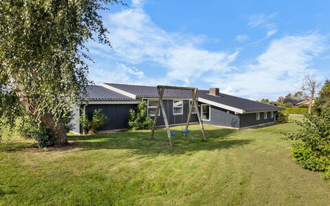 Maylin - 350M from the Sea: Estate, Schatten, Auffahrt, Bauernhaus