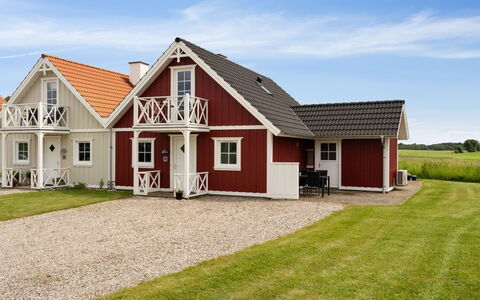 Sakari - 375M from the Sea: Haus, Dach, Zuhause, Hütte, Strauch, Ground, Estate, Bauernhaus, Abstellgleis, Gartenbauten