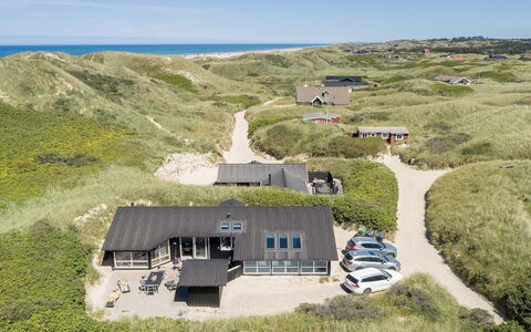 Erma - 125M from the Sea: Möbel, Interior Design, Stuhl, Flooring, Tabelle, Resort, Fussboden, Decke, Zimmer, Eco Hotel