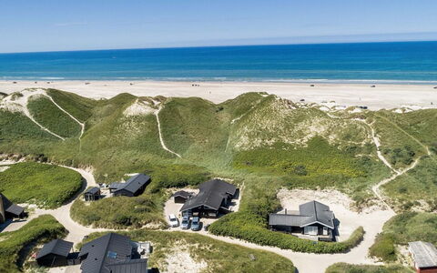 Erma - 125M from the Sea: Möbel, Interior Design, Stuhl, Flooring, Tabelle, Resort, Fussboden, Decke, Zimmer, Eco Hotel