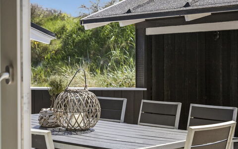 Erma - 125M from the Sea: Möbel, Interior Design, Stuhl, Flooring, Tabelle, Resort, Fussboden, Decke, Zimmer, Eco Hotel