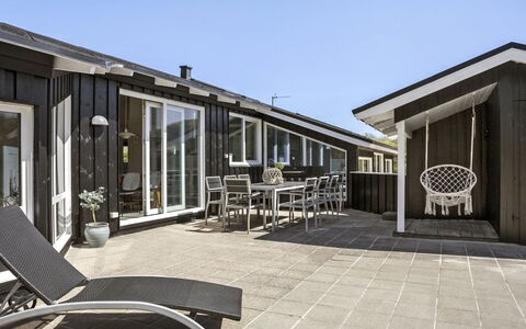 Erma - 125M from the Sea: Möbel, Interior Design, Stuhl, Flooring, Tabelle, Resort, Fussboden, Decke, Zimmer, Eco Hotel