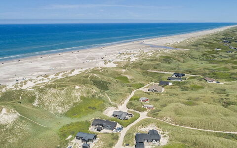 Erma - 125M from the Sea: Möbel, Interior Design, Stuhl, Flooring, Tabelle, Resort, Fussboden, Decke, Zimmer, Eco Hotel